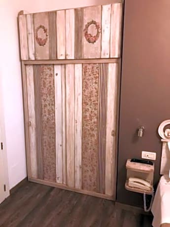 Deluxe Double or Twin Room with Balcony and Side Sea View