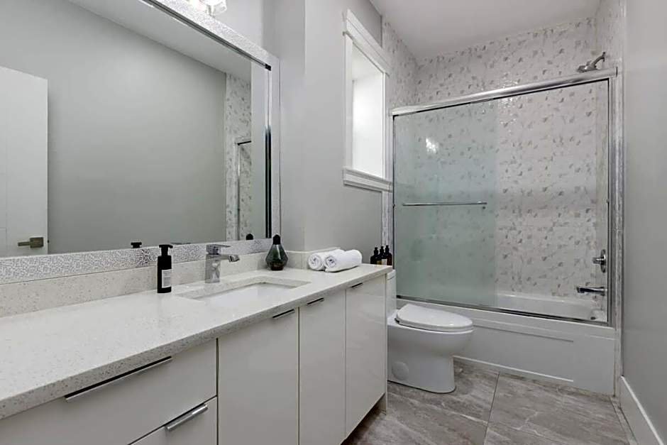 2 BR Basement Suite for 6 ppl in Delta