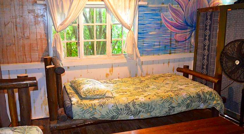 Mantis and Moon Backpackers and Surf Hostel