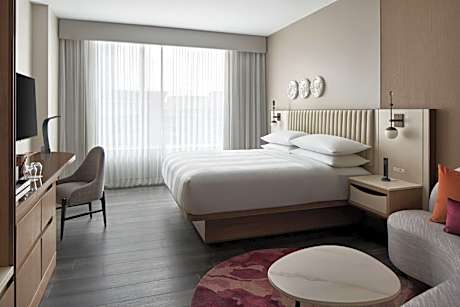 King Room with Roll-in Shower - Mobility Accessible