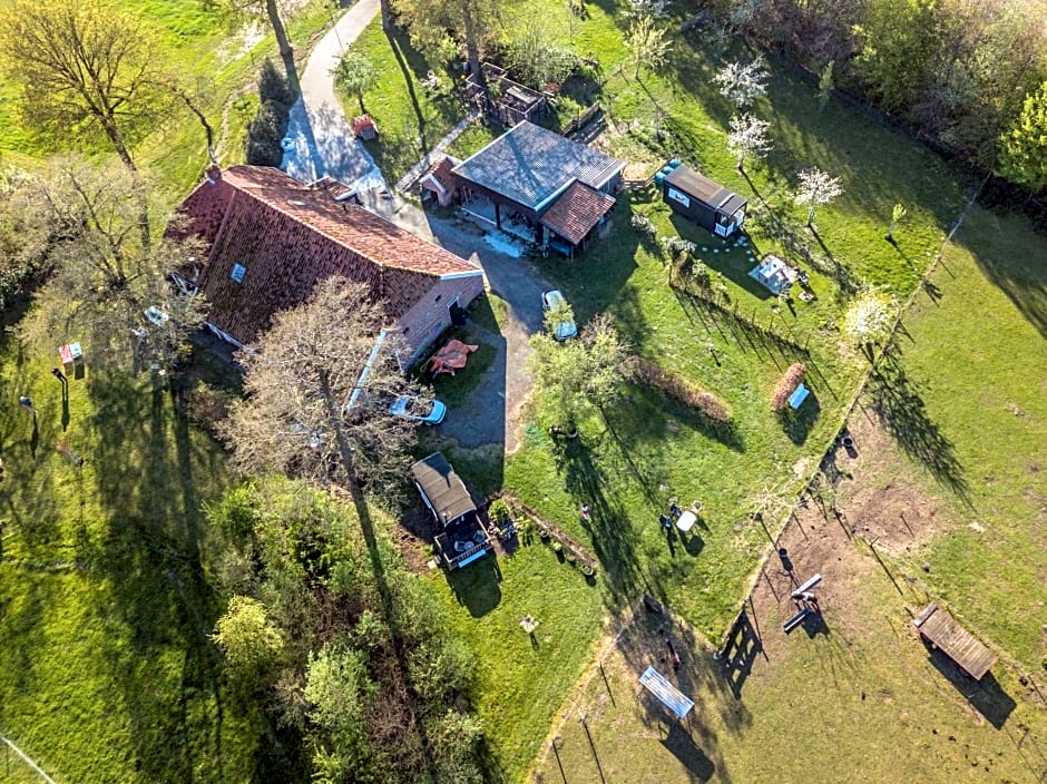 Pipowagen Lidewei Groningen Westerwolde unieke ligging met eigen tuin en vrij uitzicht over veld naar natuurgebied