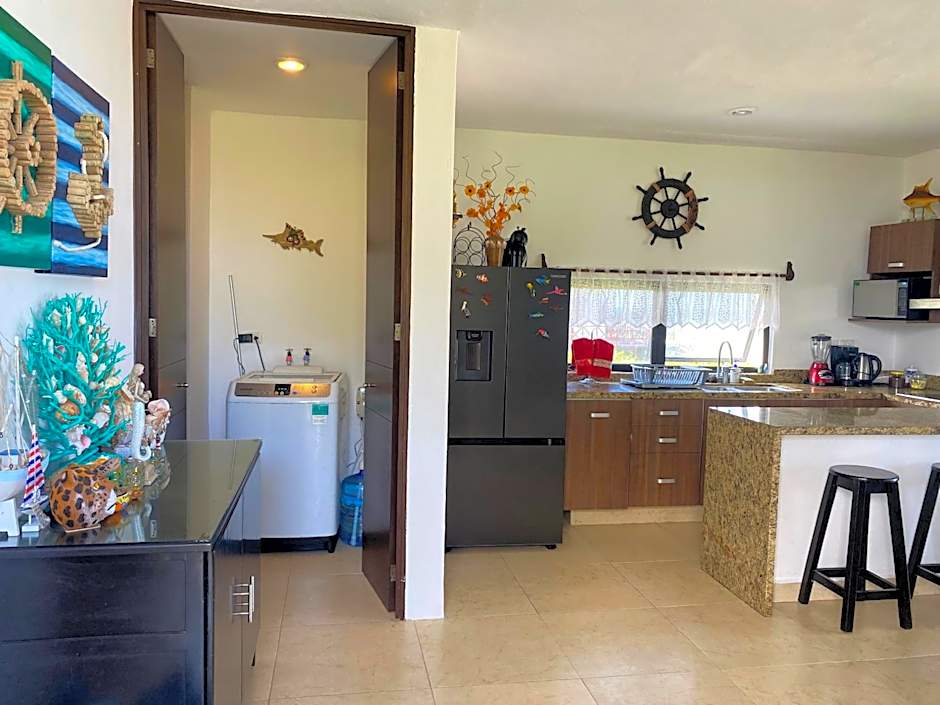 Escape to Paradise, Minimalist 4-BR Beachfront, 300 Mbps with amazing views