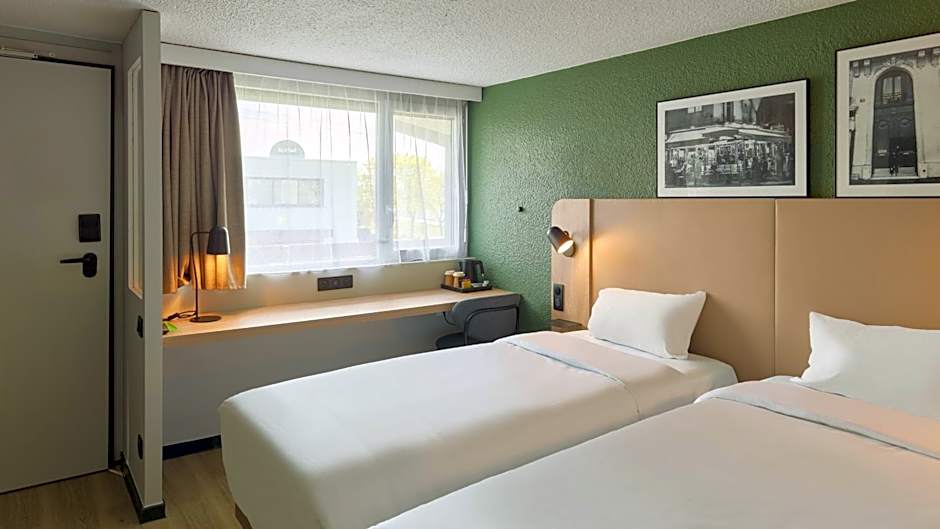 Campanile Les Ulis Hotel