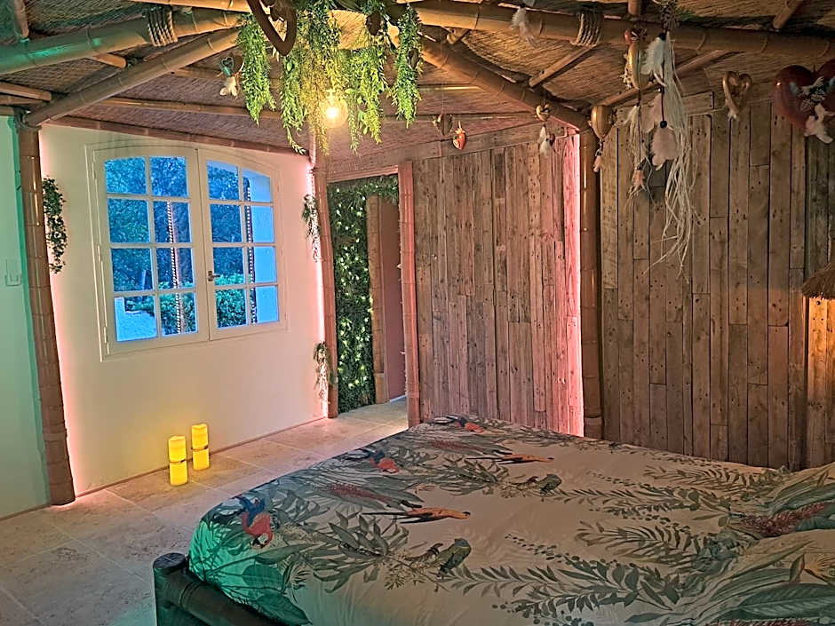 Gîtes Mas des rochers - Case bambou avec Spa