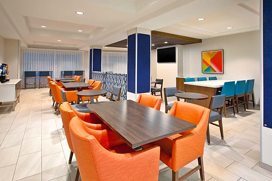 Holiday Inn Express Hotel & Suites Grand Rapids-North By IHG