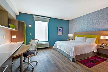 King Studio with Roll-In Shower - Mobility and Hearing Access/Non-Smoking