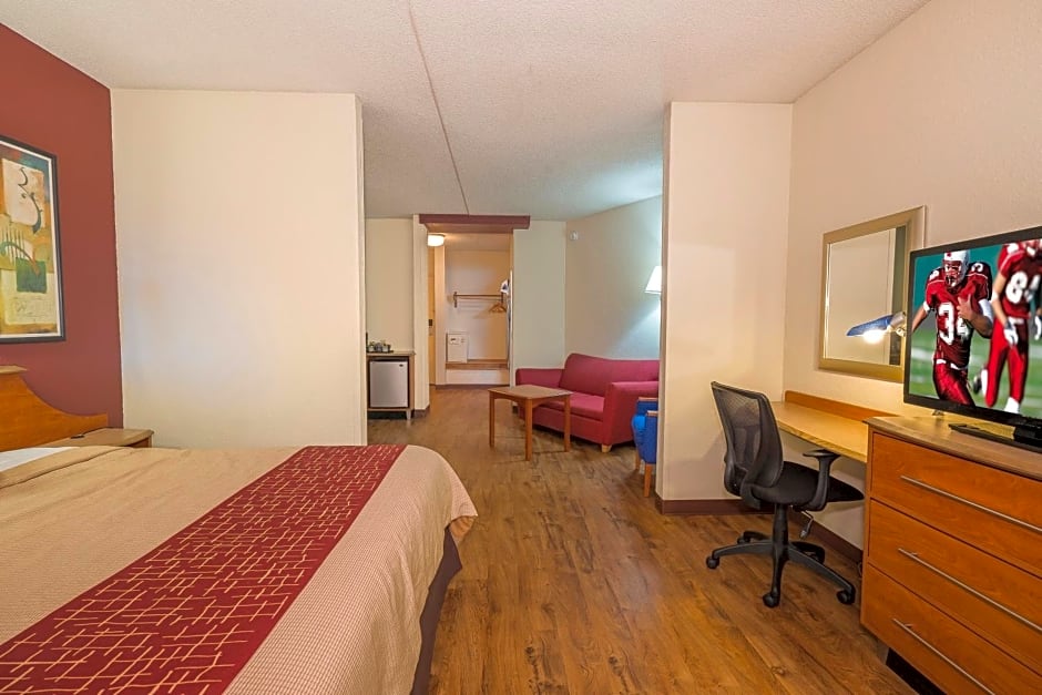 Red Roof Inn & Suites Cleveland - Elyria