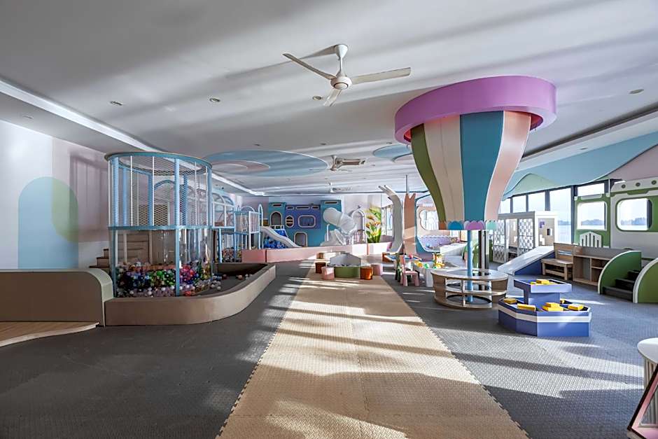 Van Phat Riverside Hotel