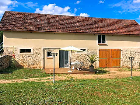Apartment with Pool View