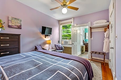 Standard Queen Room with Garden View