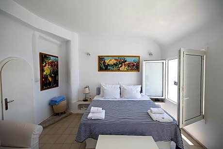 Caldera Mare Suite with Hot Tub