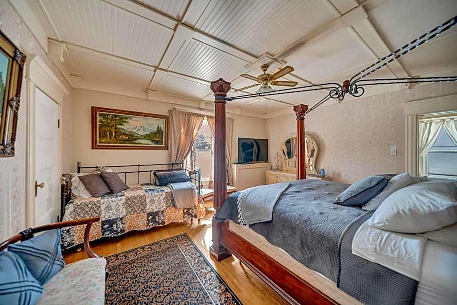 Marmora and Lake Inn and Victorian Diner-2025 Group Reunion Home for up to 32 guests