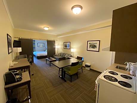 Queen Suite with Spa Bath