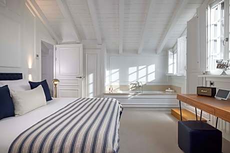 Deluxe Suite with Balcony