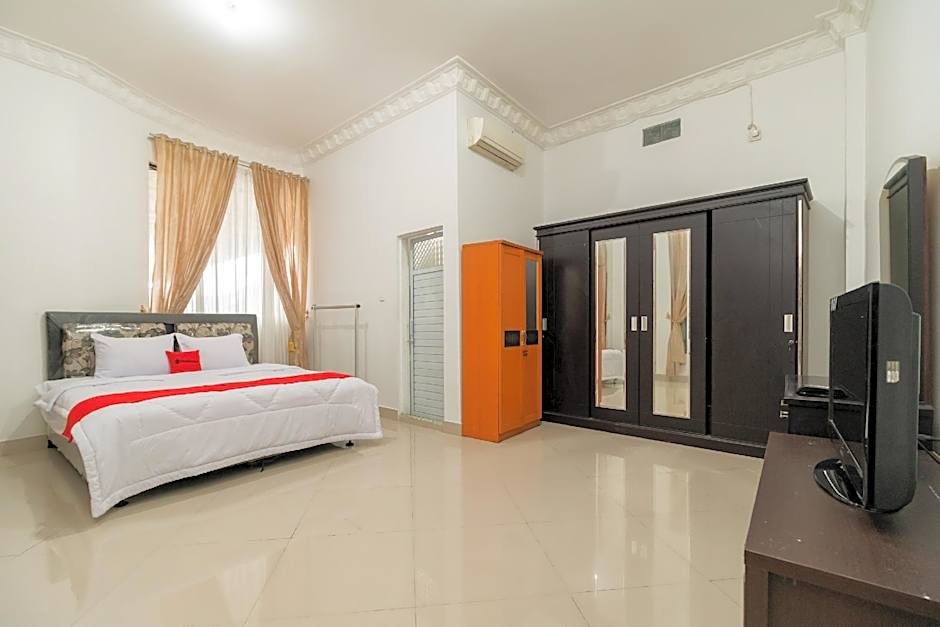 RedDoorz Syariah near Universitas Putra Indonesia Padang