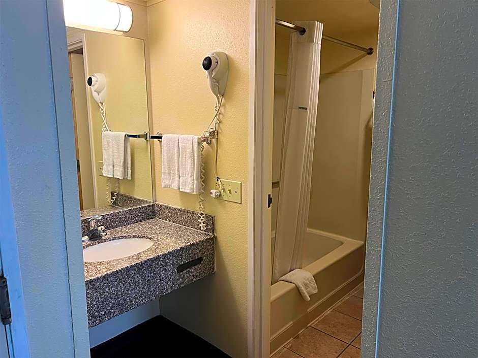 Days Inn by Wyndham Southern Hills/ORU