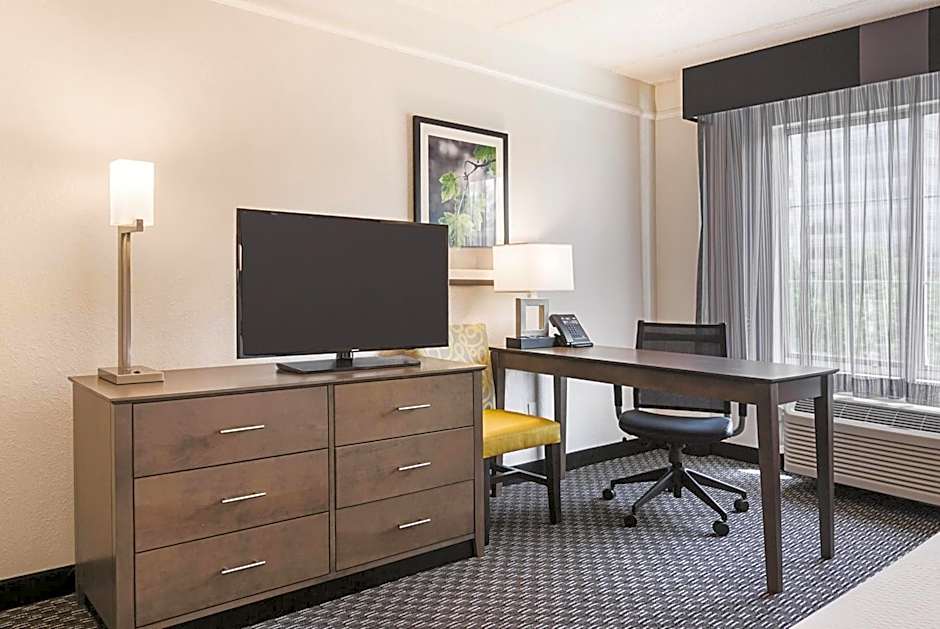 La Quinta Inn & Suites by Wyndham Atlanta Perimeter Medical Center