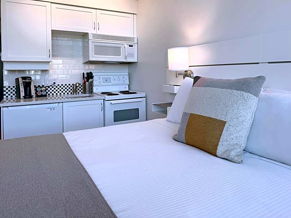 Alpenglow Lodge Rainbow Look Out Studio by MVA