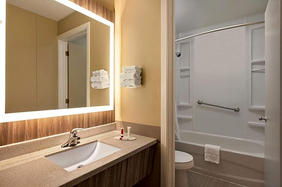 Super 8 by Wyndham Hearst ON