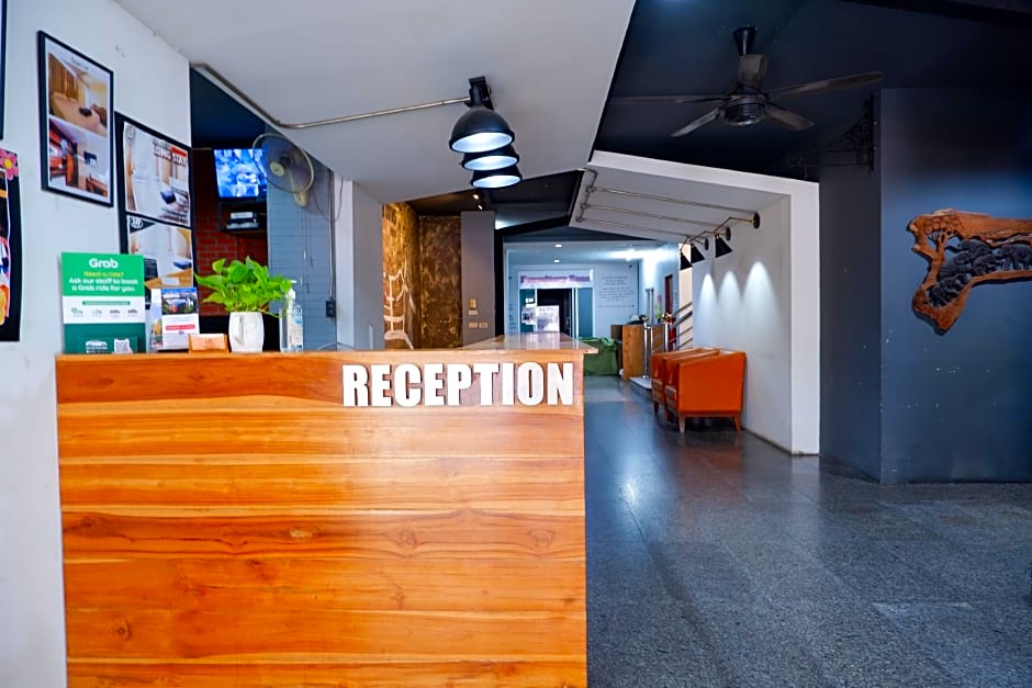 18 Coins Cafe & Hostel