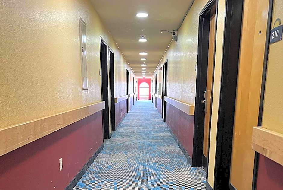 Days Inn & Suites by Wyndham Hutchinson