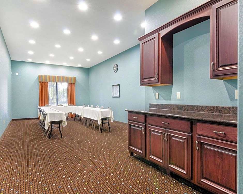 Comfort Suites Topeka Northwest