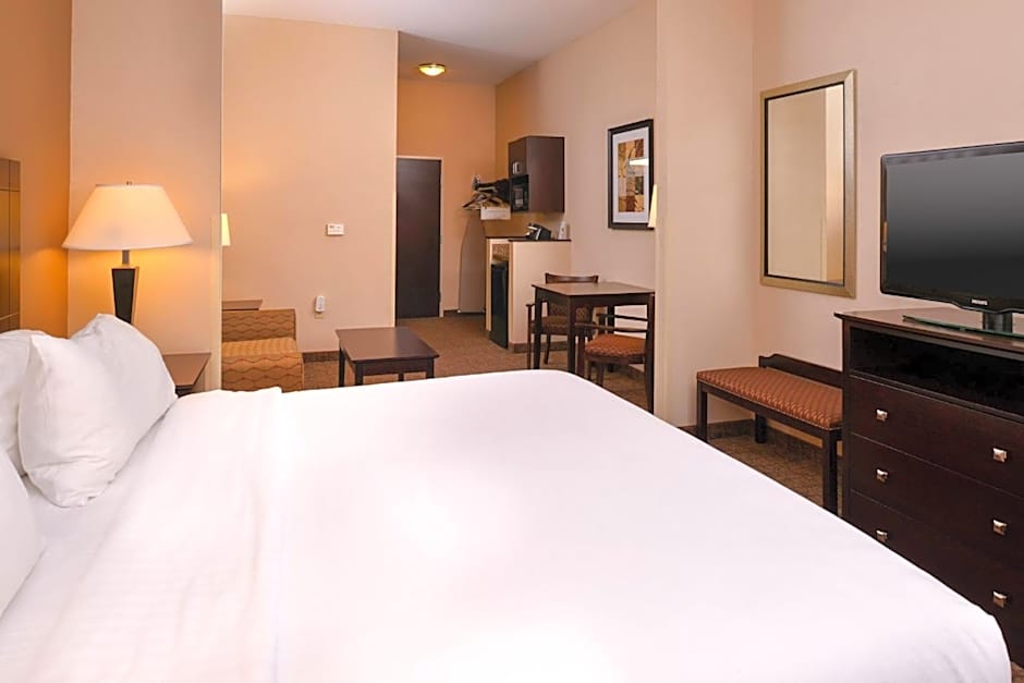 Holiday Inn Express & Suites Fairmont By IHG