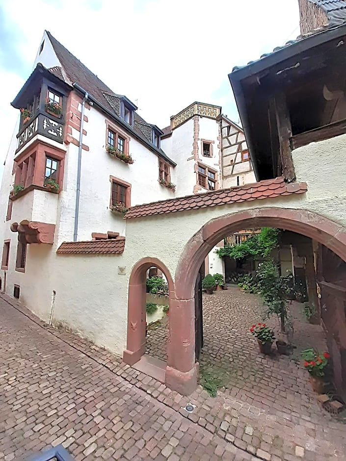 ADRIHOF à Riquewihr, Cour de l'Abbaye d'Autrey