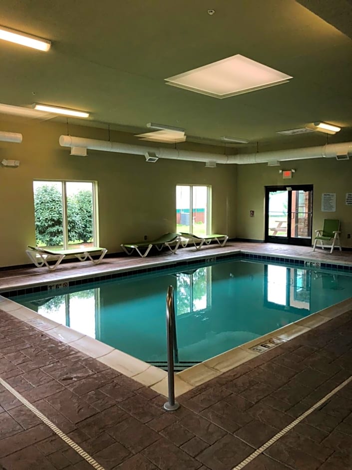 Countryview Inn & Suites