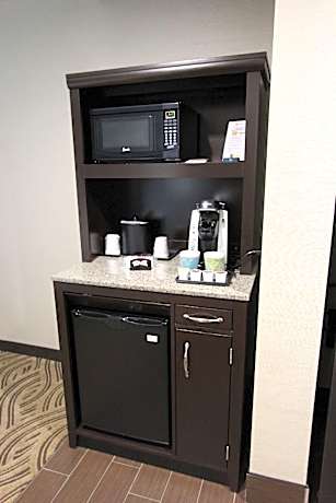 1 King 1 Bdrm Ste Hearing Accessible Vis Firealrm/door/phn Alrt Living Area-fridge-microwave-keurig-