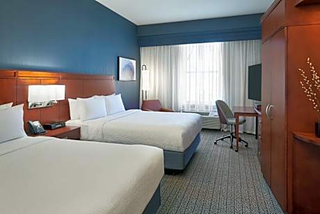 Queen Room with Two Queen Beds and Roll-In Shower - Mobility Access/Hearing Accessible
