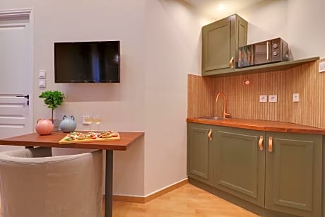 Traditional Double Room (103) (1 Queen Bed)