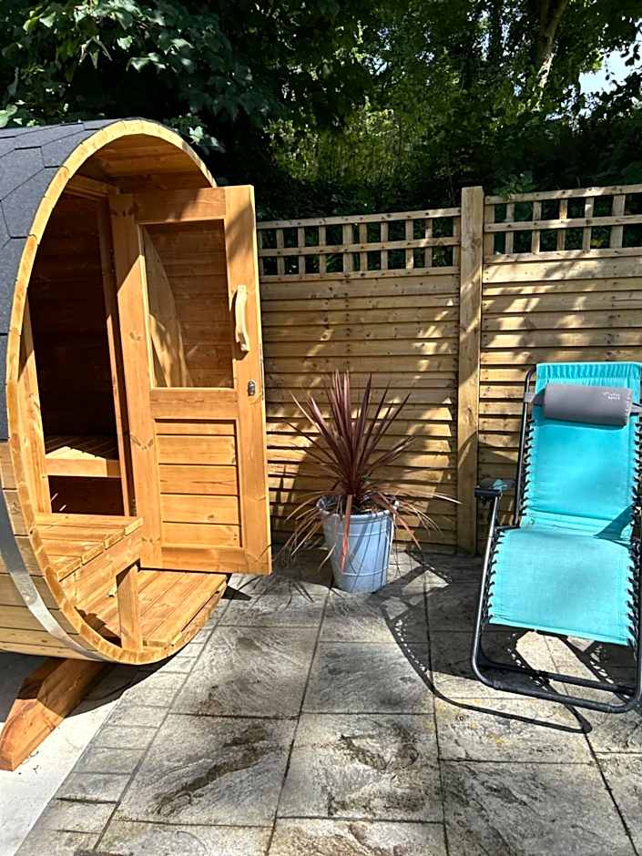 Paddock Pod - Sleeps 4 & Roofed Over Private Hot Tub & NEW SAUNA