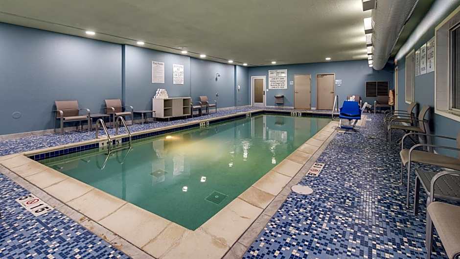 Holiday Inn Express & Suites Detroit - Farmington Hills By IHG