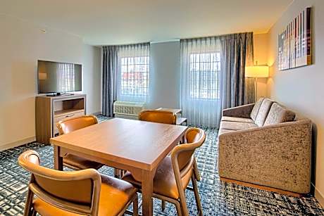 1 QUEEN BED 1 BEDROOM CORNER SUITE