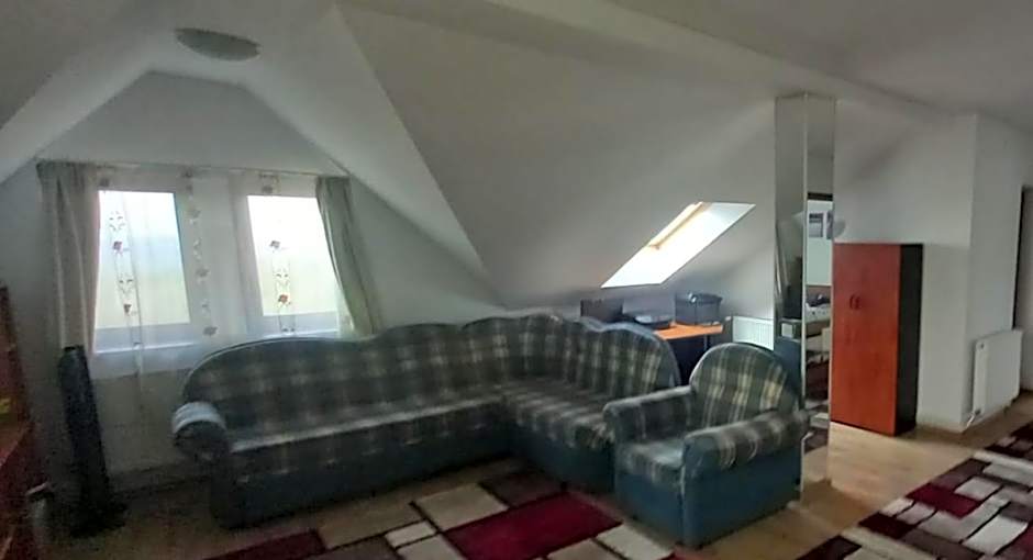 VillaWeb 9rooms - Long term business aparthotel 29 Euro per night per room, min 3months