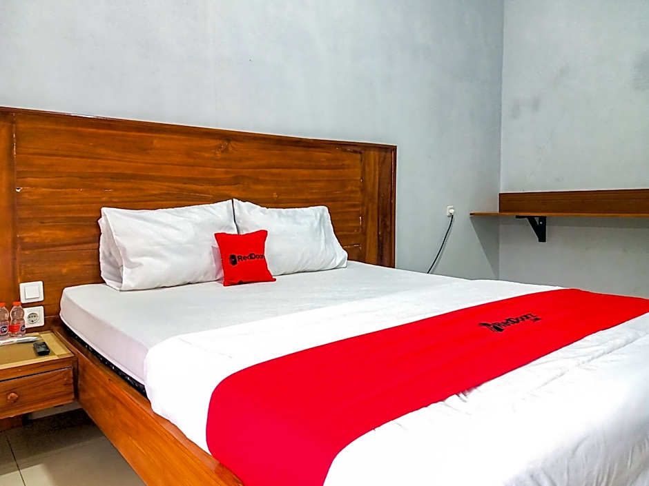RedDoorz Plus Syariah at Umyas Hotel near Terminal Anjuk Ladang Nganjuk