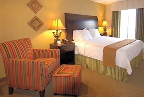 Suite-1 King Bed, Non-Smoking, Full Kitchen, 2 Rooms, Two 32 Inch Lcd Televisions, Sofabed, Wi-Fi, Full Breakfast