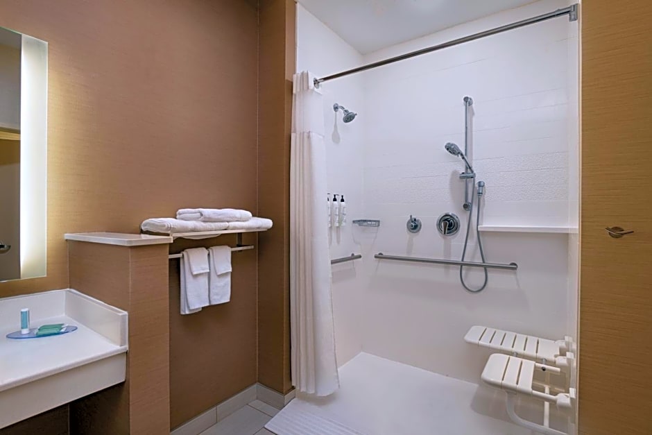 Fairfield Inn & Suites by Marriott Lincoln Airport