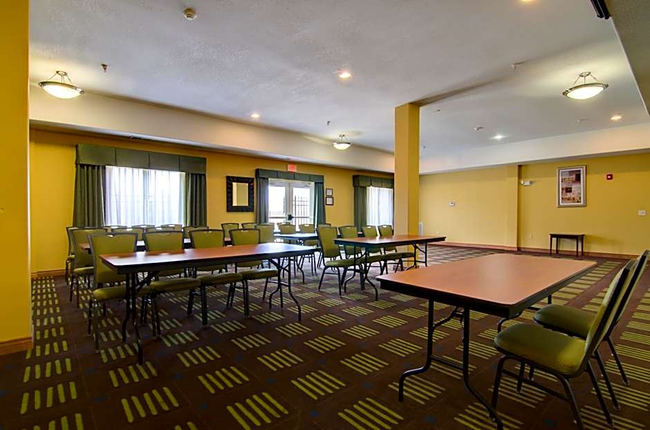 Holiday Inn Express Hotel & Suites Kansas City Sports Complex By IHG