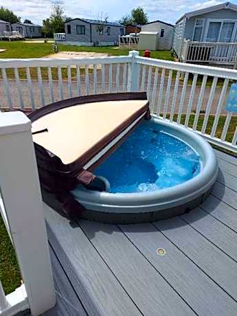 53A kingfisher court tattershall lakes luxury hot tub holidays