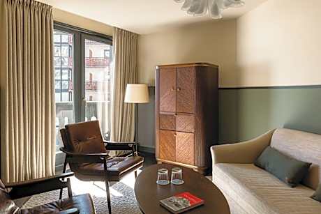 Privilege Family Room - Village View