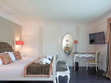 Superior Room on the river side with terrace and 1 double bed
