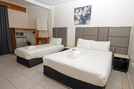 Queen Room with Single Bed