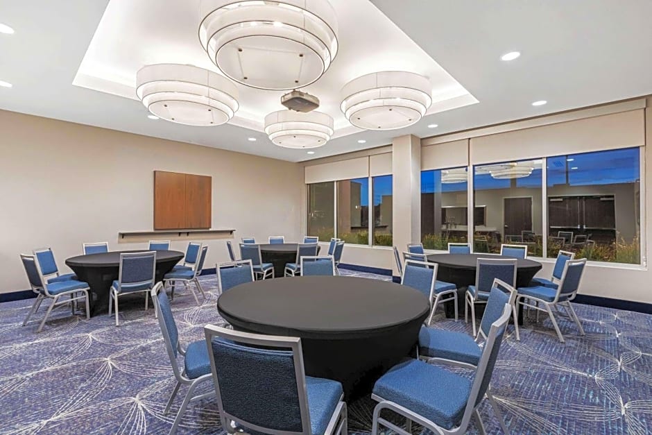 La Quinta Inn & Suites by Wyndham Kansas City Beacon Hill