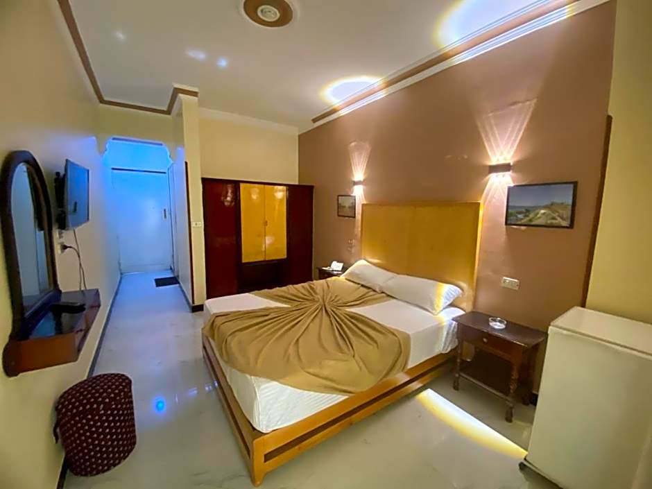 Shady Hotel Luxor