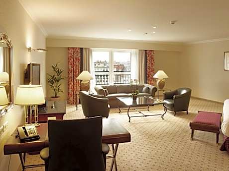 Ambassador King Suite