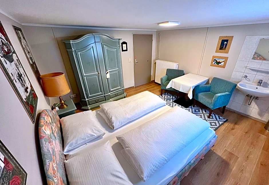 Foto 1 von 4 von Large Double Room with Shared Bathroom - Souterrain