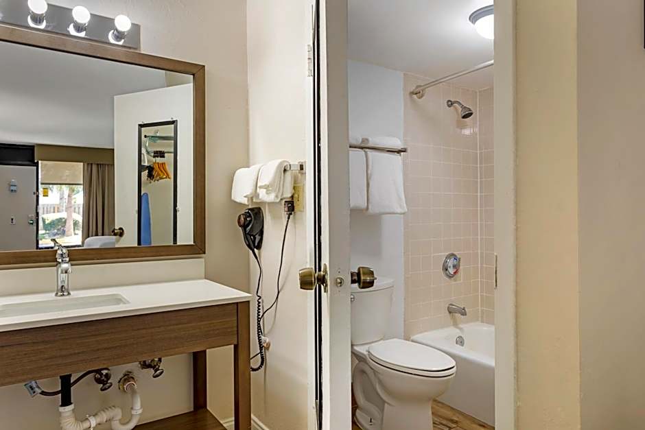 Quality Inn & Suites St Augustine Beach Area
