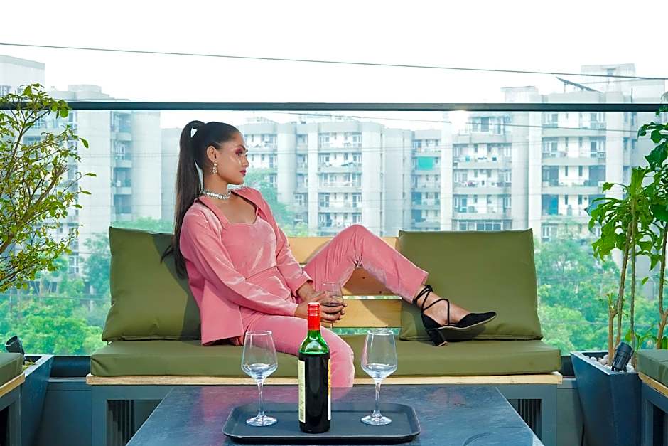 Saltstayz Select - Golf Course Road & Sector 57